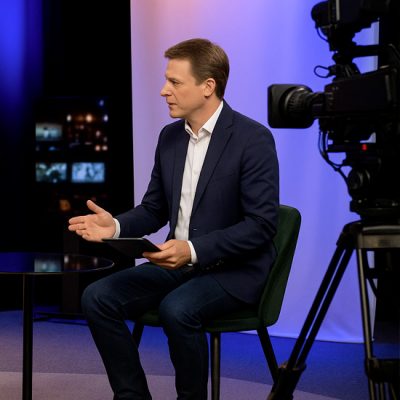 Les interprètes à la radio et à la télévision