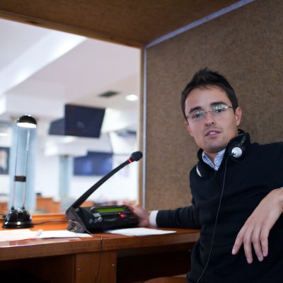 Une règle essentielle de notre profession : la rémunération d’une mission confirmée est due à l’interprète de conférence même en cas d’annulation